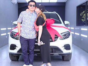 Luapan Kegembiraan Tya Ariestya Dapat Hadiah dari Suami