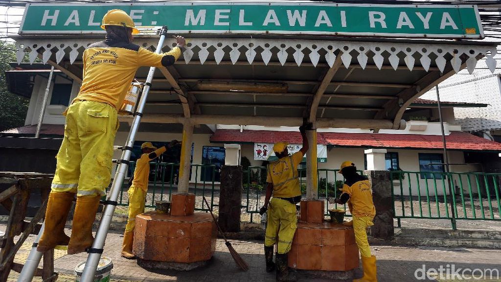 Aksi Pasukan Kuning Bersihkan Halte Melawai
