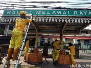 Aksi Pasukan Kuning Bersihkan Halte Melawai