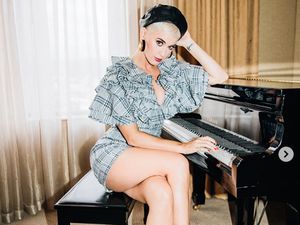 Unggah Foto Berkostum Hillary Clinton, Katy Perry Dituntut Rp 2,7 M Unggah Foto Berkostum Hillary Clinton, Katy Perry Dituntut Rp 2,7 M