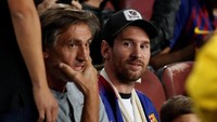 Ketika itu, Messi cuma duduk di tribun penonton. Kini Messi punya kans dimainkan usai sudah pulih dari cedera. (Foto: Albert Gea/Reuters)