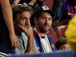 Ketika itu, Messi cuma duduk di tribun penonton. Kini Messi punya kans dimainkan usai sudah pulih dari cedera. (Foto: Albert Gea/Reuters)