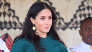Foto: Meghan Markle Tinggalkan Fiji dalam Balutan Gaun Rp 36 Juta
