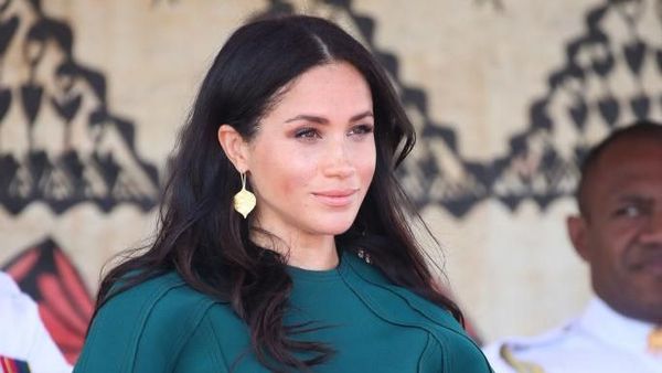 Foto: Meghan Markle Tinggalkan Fiji dalam Balutan Gaun Rp 36 Juta