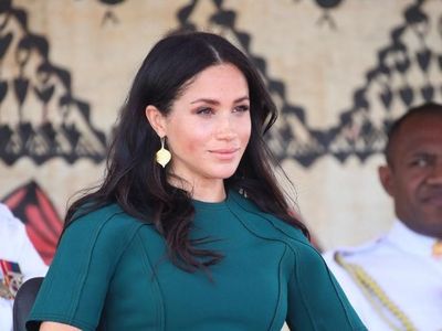Foto: Meghan Markle Tinggalkan Fiji dalam Balutan Gaun Rp 36 Juta