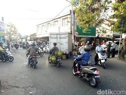 Heboh Aksi Bule Atur Lalin di Bali