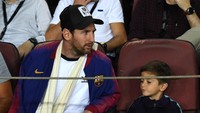 Barcelona menang 2-0 atas Inter melalui gol Rafinha dan Jordi Alba. Sementara itu di bangku penonton, Thiago sempat terekam kamera memandangi lengan ayahnya yang sedang digendong. Kira-kira memikirkan apa ya? (Foto: David Ramos/Getty Images)