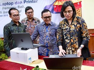 Gaya Sri Mulyani Bagi-bagi Ratusan Laptop Bekas IMF-WB Meeting