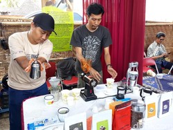 Kedua Lengan Diamputasi, Begini Cara Eko Barista Sajikan Kopi