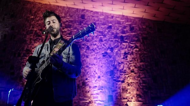 Bruno Major semula adalah gitaris.