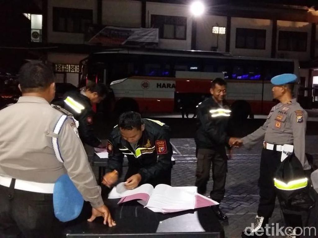 Puluhan Personel Polres Trenggalek Bantu Amankan Coblos Ulang Sampang