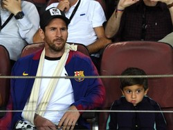 Messi tetap hadir di bangku penonton di Camp Nou bersama putranya, Thiago. Foto: David Ramos/Getty Images