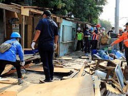 PT KAI Tertibkan 165 Bangunan di Kampung Bandan dan Angke