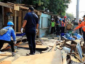 PT KAI Tertibkan 165 Bangunan di Kampung Bandan dan Angke PT KAI Tertibkan 165 Bangunan di Kampung Bandan dan Angke