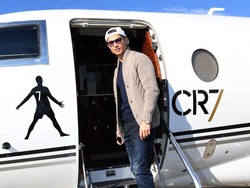 Cristiano Ronaldo selalu menggunakan pesawat pribadinya jika bepergian ke manapun jika tengah tak bertugas untuk klubnya. Jet pribadi bermerk Gulfstream G200 ini dihargai 3,5 juta dolar AS atau sekitar Rp 53 miliar (Instagram @Cristiano)