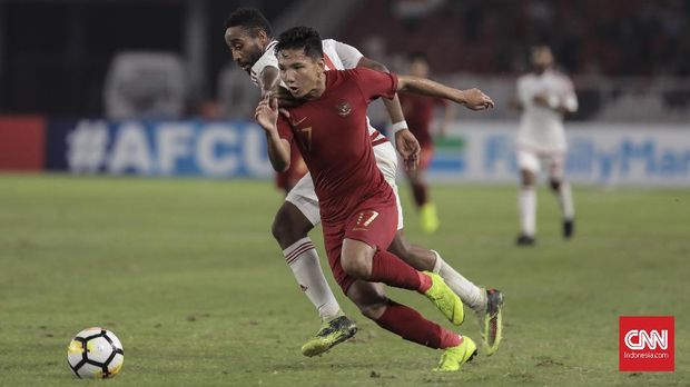 Pesepak bola Indonesia U-19 Syahrian Abimanyu berebut bola dengan pesebak bola Uni Emirat Arab U-19 (putih) pada laga Grup A Piala Asia U-19 2018 di Stadion Utama Gelora Bung Karno, Jakarta (24/10). ( CNN Indonesia/ Hesti Rika)