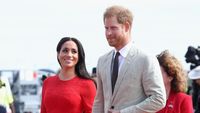 Foto: Ups, Meghan Markle Pakai Gaun yang Masih Ada Label Harganya