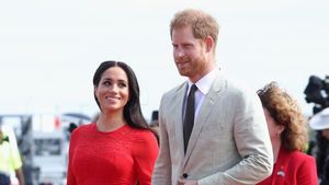 Foto: Ups, Meghan Markle Pakai Gaun yang Masih Ada Label Harganya