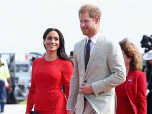 Foto: Ups, Meghan Markle Pakai Gaun yang Masih Ada Label Harganya