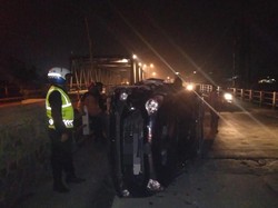 Mobil Tabrak Pembatas Jembatan di Bandung, 2 Orang Terluka