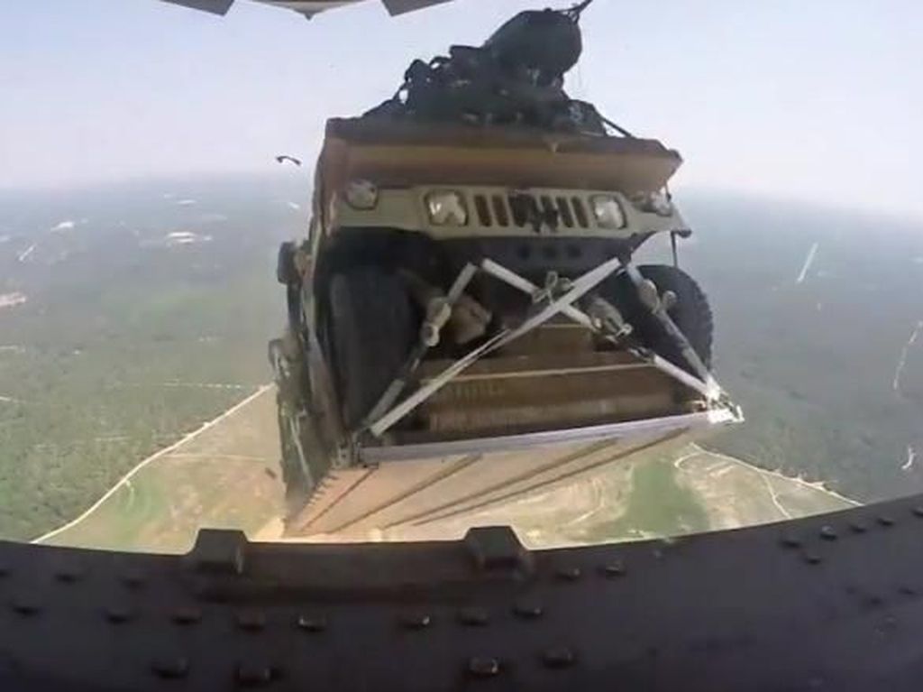 Pesawat Kargo Militer AS Jatuhkan Humvee di Lokasi yang Salah