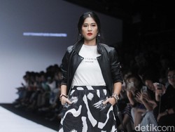 Cerita Dian Sastrowardoyo Terjun ke Dunia Desain Busana