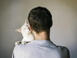 Masalah Kejiwaan di Balik Fenomena Pria Makan Kucing