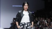 Foto: Cantiknya Dian Sastrowardoyo Saat Berjalan di Panggung JFW 2019