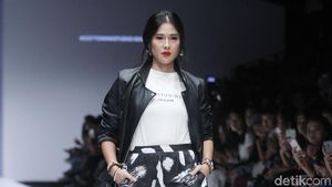 Foto: Cantiknya Dian Sastrowardoyo Saat Berjalan di Panggung JFW 2019
