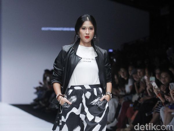 Foto: Cantiknya Dian Sastrowardoyo Saat Berjalan di Panggung JFW 2019