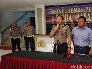 Pembawa Bendera HTI Ditangkap di Bandung Pembawa Bendera HTI Ditangkap di Bandung