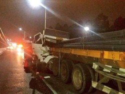 2 Truk Kecelakaan di Tol Pluit, 1 Korban Tewas Tertimpa Baja