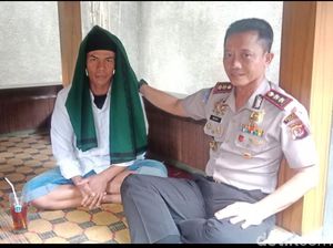 Polisi: Uus Sukmana Beli Bendera HTI Online via Facebook Polisi: Uus Sukmana Beli Bendera HTI Online via Facebook