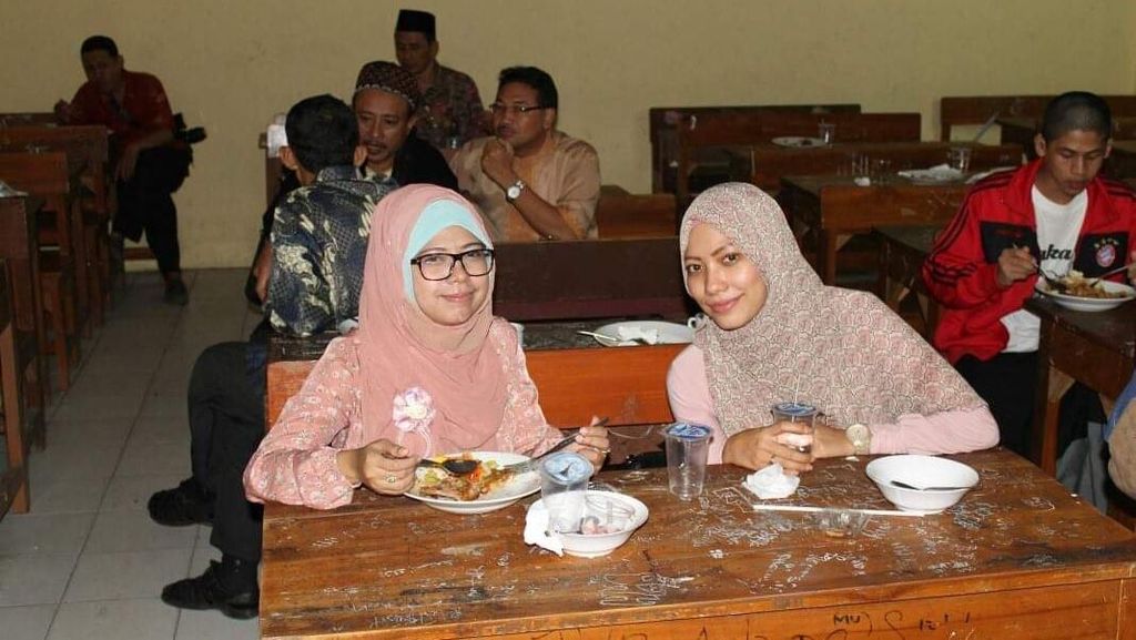 Gaya Sederhana Siti Haniatunnisa, Putri Maruf Amin Saat Kulineran