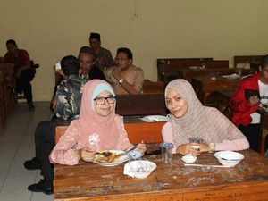 Gaya Sederhana Siti Haniatunnisa, Putri Maruf Amin Saat Kulineran Gaya Sederhana Siti Haniatunnisa, Putri Maruf Amin Saat Kulineran