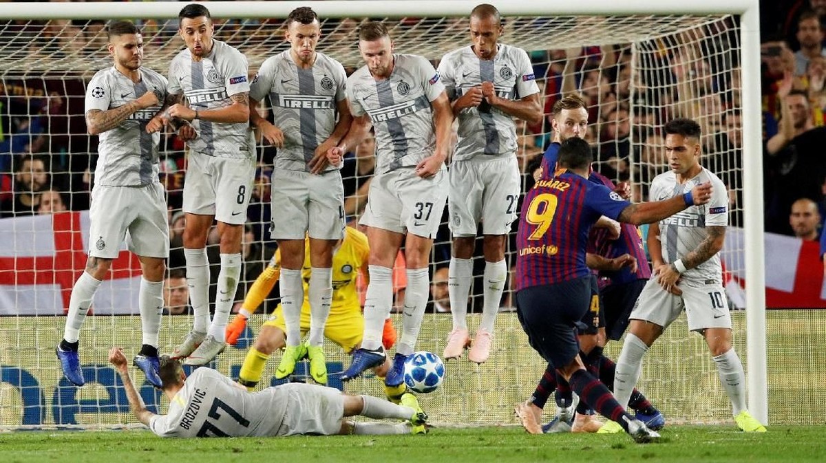 Aksi Marcelo Brozovoc menghalau tendangan bebas mendatar Luis Suarez di laga Barcelona vs Inter Milan. (Foto: Albert Gea/Reuters)
