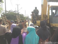 Emak-emak Karawang Hadang Alat Berat di Pembongkaran Bangli