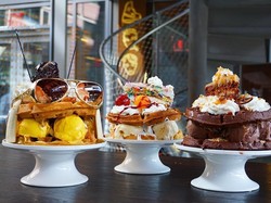 Unik! Waffle Ini Diberi Topping Cake, Es Krim hingga Kacamata