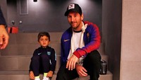 Messi dan Thiago sempat berfoto bersama di lorong ruang ganti Camp Nou, sebagaimana yang dibagikannya lewat instagram. (Foto: Instagram @leomessi)