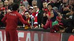 Kado untuk Salah dari Fans Berhijab di Anfield