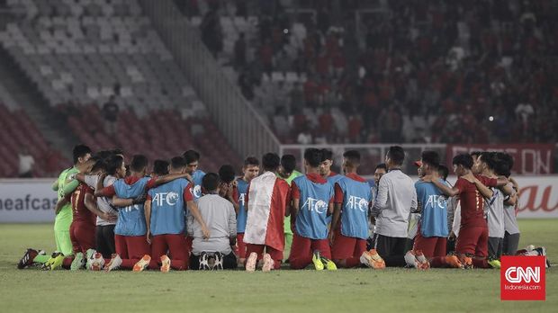 Para pemain Timnas Indonesia U-19 mengepskresikan rasa syukur mereka lolos ke perempat final Pala Asia U-19. (