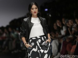 Hadir di JFW 2019, Dian Sastro Minat Jadi Desainer?