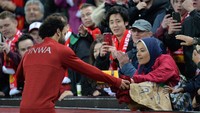 Fans tersebut ternyata juga sudah menyiapkan bingkisan pada Salah. Salah mendapat sebuah kotak yang dibungkus rapi menggunakan kado berpita. (REUTERS/Peter Powell)
