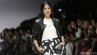 Terpesona Kecantikan Dian Sastrowardoyo di JFW 2019