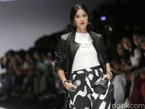 Terpesona Kecantikan Dian Sastrowardoyo di JFW 2019 Terpesona Kecantikan Dian Sastrowardoyo di JFW 2019