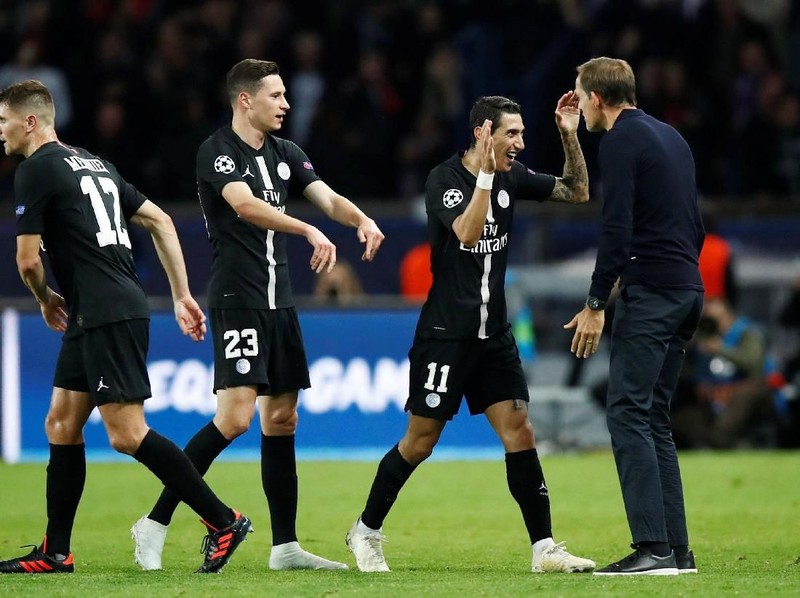 Soccer Football - Champions League - Group Stage - Group C - Paris St Germain v Napoli - Parc des Princes, Paris, France - October 24, 2018  Paris St Germain's Angel Di Maria celebrates scoring their second goal with coach Thomas Tuchel   REUTERS/Christian Hartmann