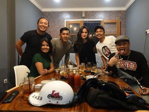 8 Momen Seru Wendi Cagur Saat Nongkrong Plus Ngemil Bareng Temannya