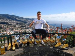 Cristiano Ronaldo memamerkan bola emas dan sepatu emas yang didapatnya sebagai simbolis pemain terbaik dunia. Belum ada informasi pasti berapa harga bola serta sepatu berlapis emas yang sudah pasti bernilai tinggi. (Instagram @Cristiano)
