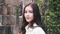 Aom Sushar, Artis Cantik Thailand yang Suka Jalan-jalan