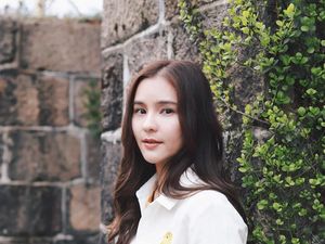 Aom Sushar, Artis Cantik Thailand yang Suka Jalan-jalan